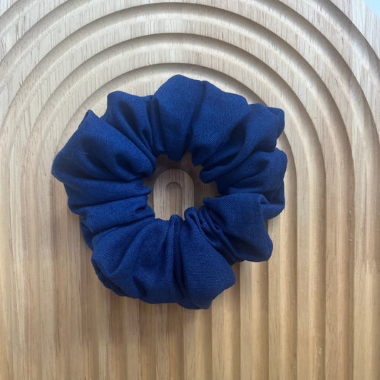 Haar scrunchie van Poplin katoen in cobalt blauw. Elastisch en geschikt om een staart of knot vast te maken. Handgemaakt door Studio Dwarsdenker