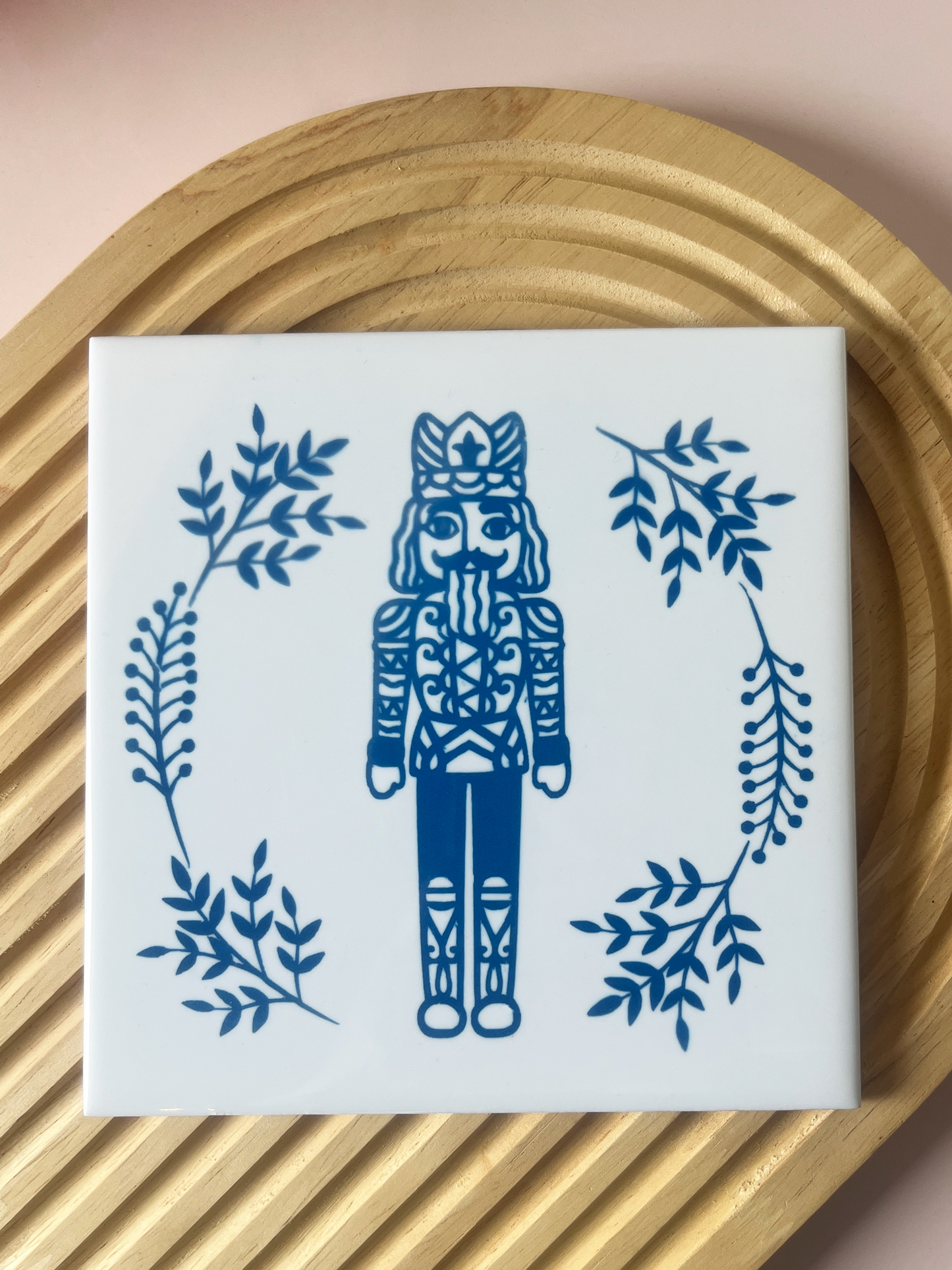 Hoogglanzende keramische tegel met notenkraker illustratie. Hittebestendig en waterafstotend. Perfect als onderzetter of decoratie. Handgemaakt door Studio Dwarsdenker.