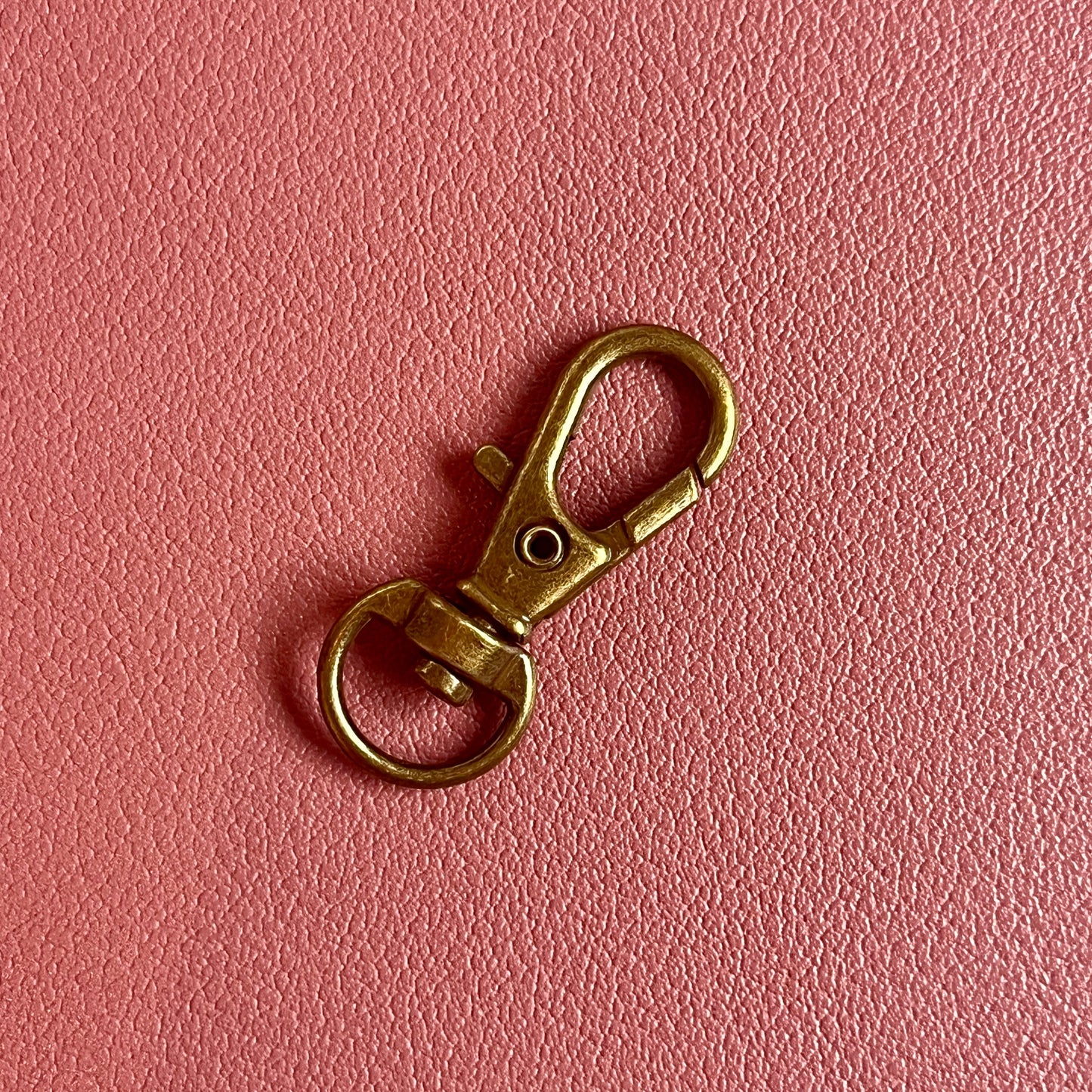 Klein Sleutelhanger haakje in brons om sleutels makkelijk ergens aan te kunnen hangen.