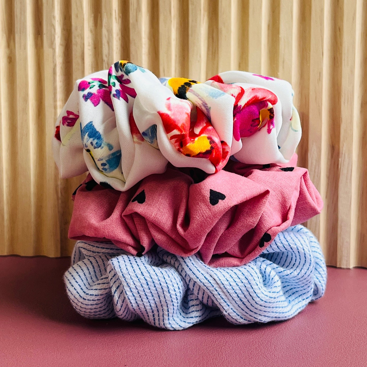 Haar scrunchies van verschillende soorten katoen, met bloemenpatroon, oud roze met hartjes en wit blauwe strepen. elastisch en geschikt om een staart of knot vast te maken. Handgemaakt door Studio Dwarsdenker
