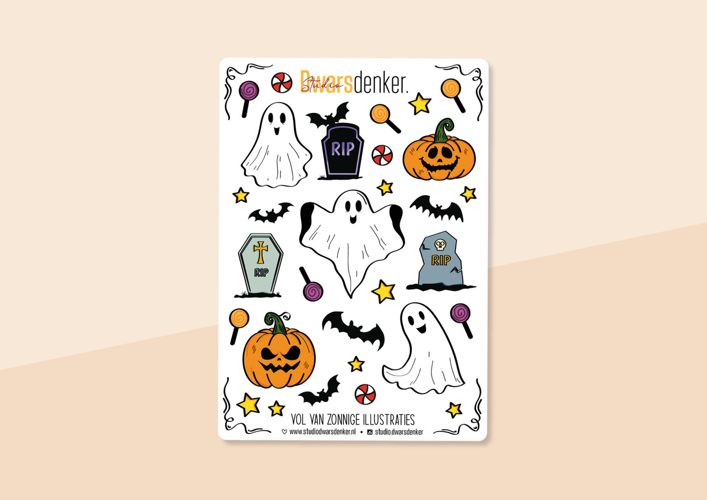 Stickervel met Halloween thema. bestaande uit ongeveer 30 stickers met spoken, pompoenen, sterren, vleermuizen en grafstenen. Ontwerp door Studio Dwarsdenker.