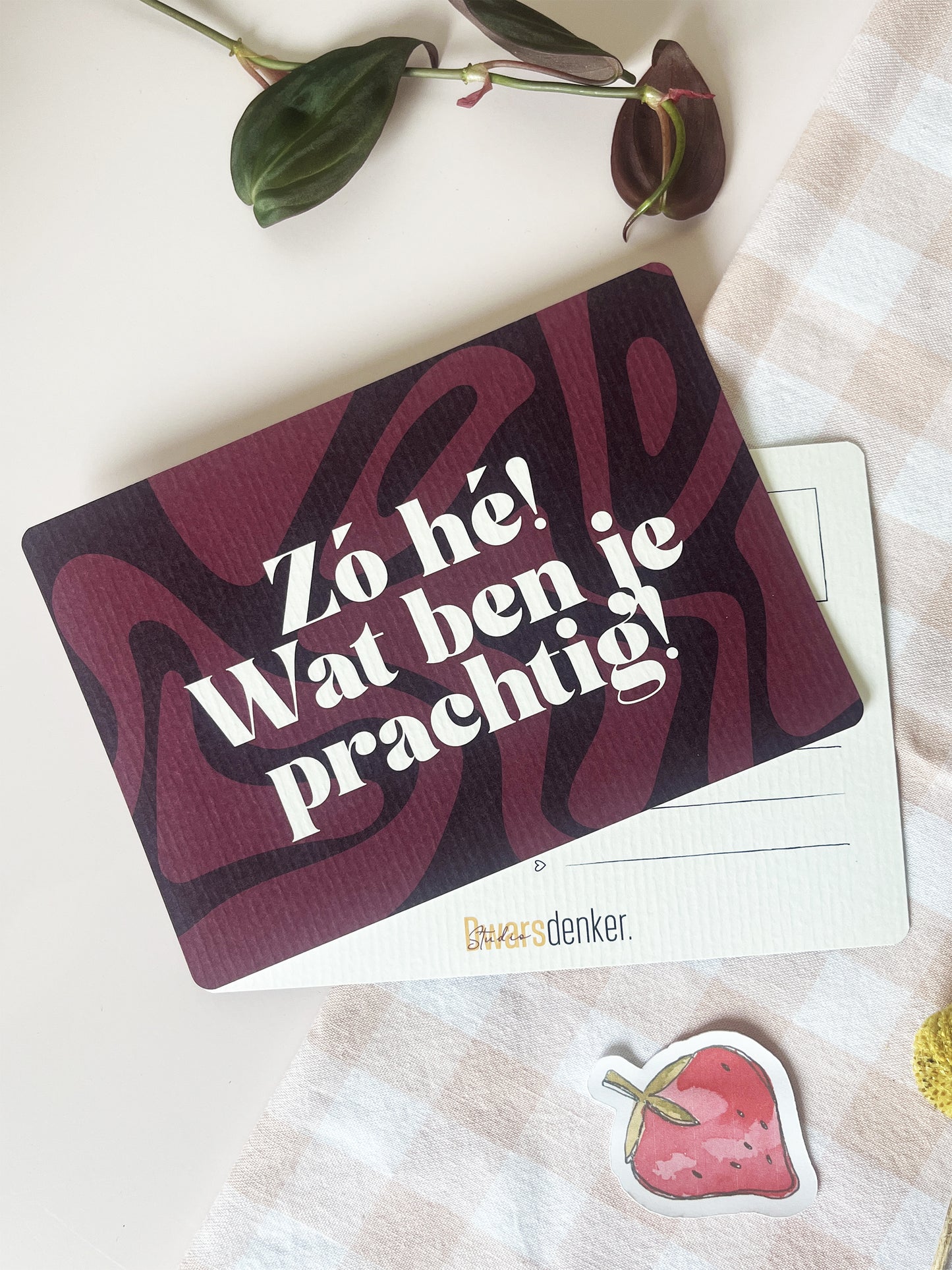 Ansichtkaart met een abstracte bewegende achtertgrond in roze, paars tinten. Met de tekst "Zó hé! Wat ben je prachtig. Ontwerp door Studio Dwarsdenker