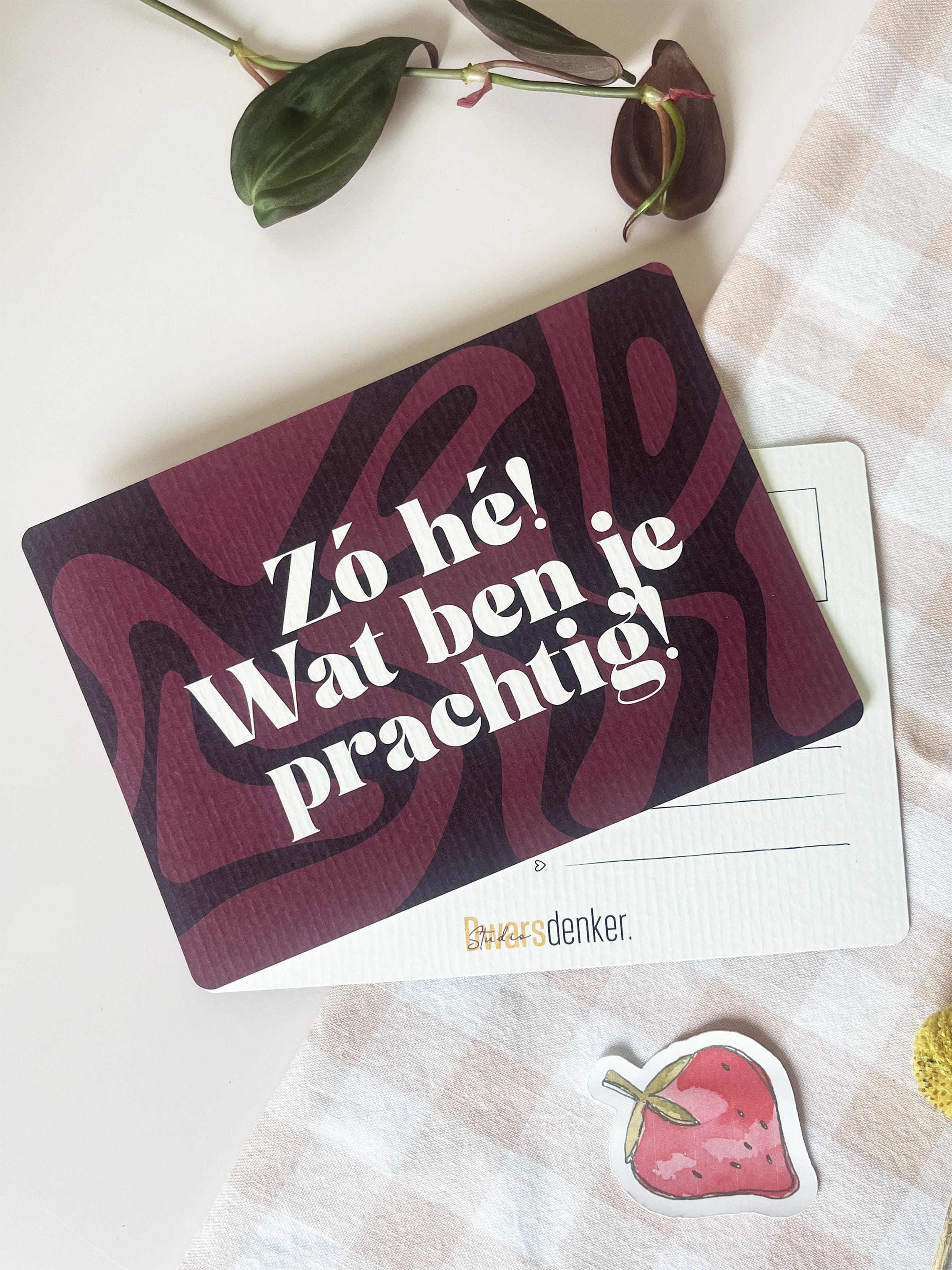 Ansichtkaart met een abstracte bewegende achtertgrond in roze, paars tinten. Met de tekst "Zó hé! Wat ben je prachtig. Ontwerp door Studio Dwarsdenker