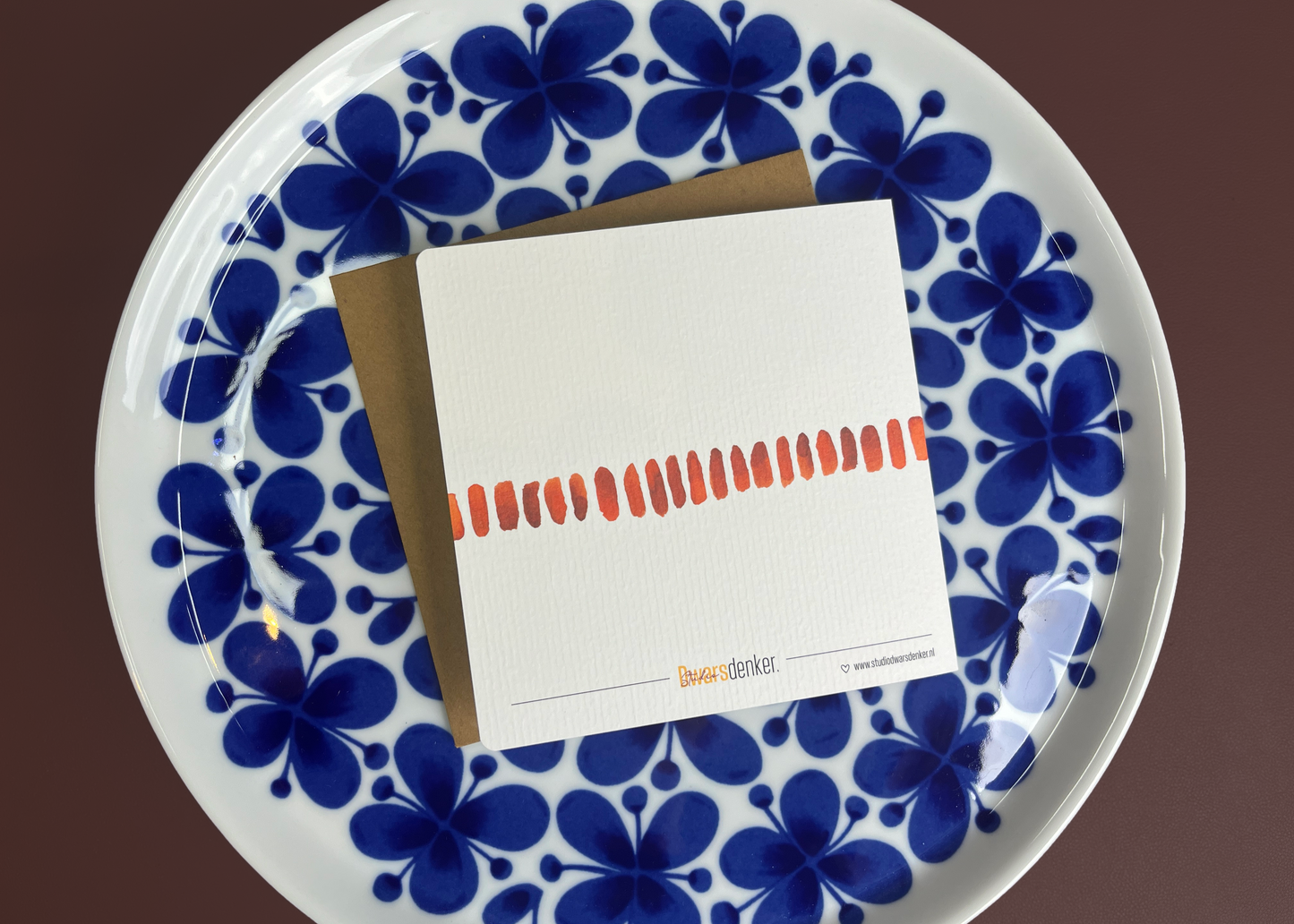 Wenskaart achterkant met witte achtergrond. Met een illustratie van een hele lange arm en handje die een bosje bloemen geeft/vasthoudt. Met daarbij de tekst: I'll spend a lifetime remembering you. Ontwerp door Studio Dwarsdenker