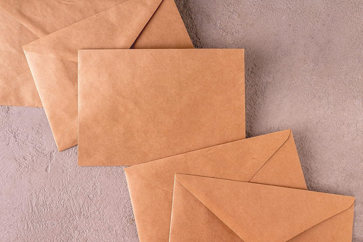 Kraft enveloppen in natuurbruin met plakrand. geschikt voor A6 ansichtkaarten.