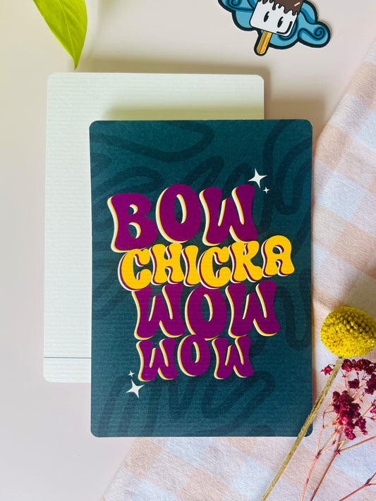 Ansichtkaart met groenige achtergrond  met een flowey streeppatroon en  de tekst bow chicka wow wow in roze/paars en geel. Ontwerp door Studio Dwarsdenker