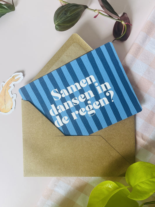 Ansichtskaart in blauwtinten een gestreept patroon en de tekst samen dansen in de regen. Ontwerp door Studio Dwarsdenker