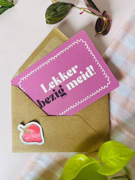 Ansichtkaart in het roze, met een boogjes kader en de tekst "lekker bezig meid!"