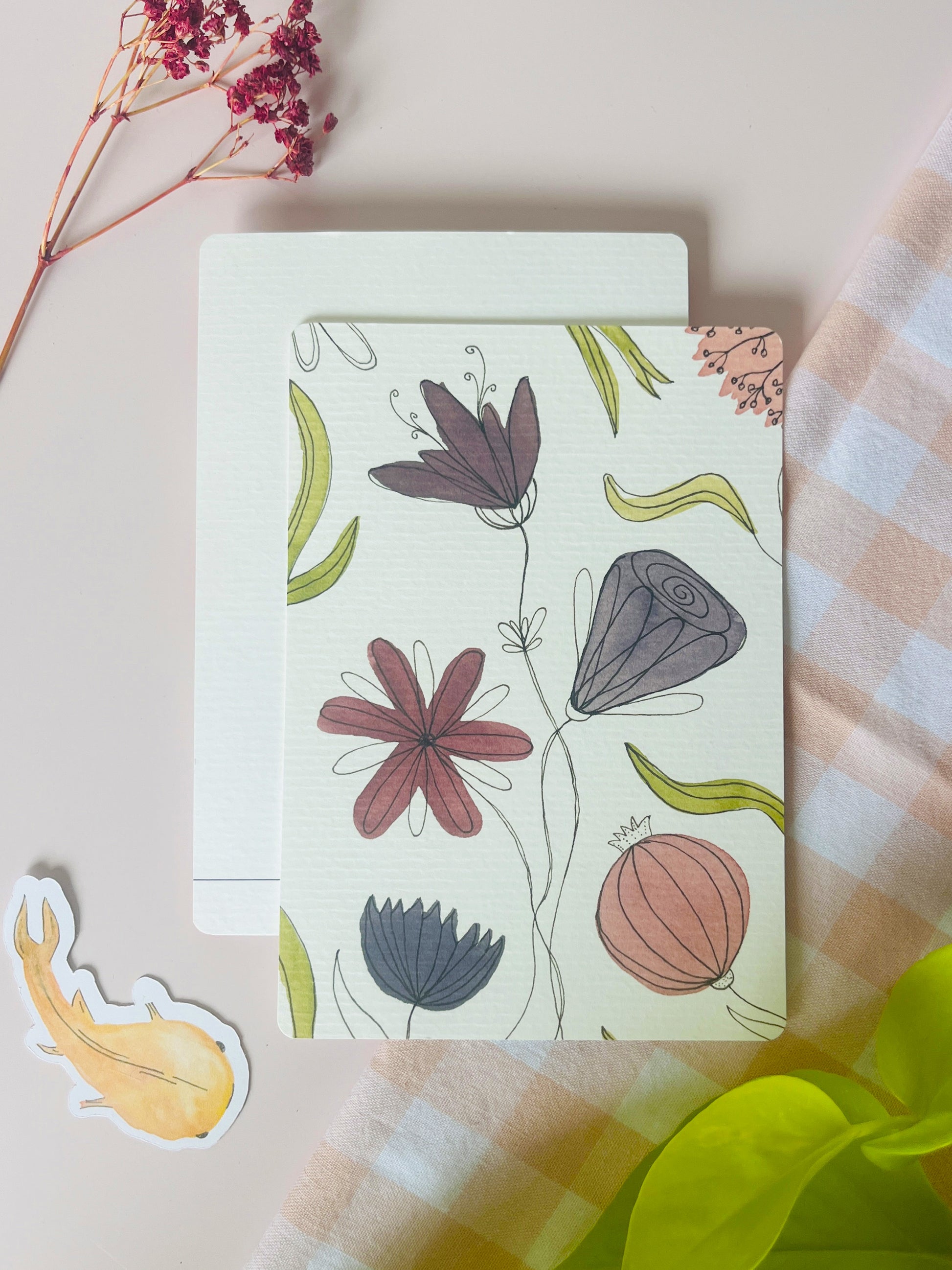 Ansichtkaart met een witte achtergrond met een waterverf illustratie van pastel kleurige bloemen. Ontwerp door Studio Dwarsdenker