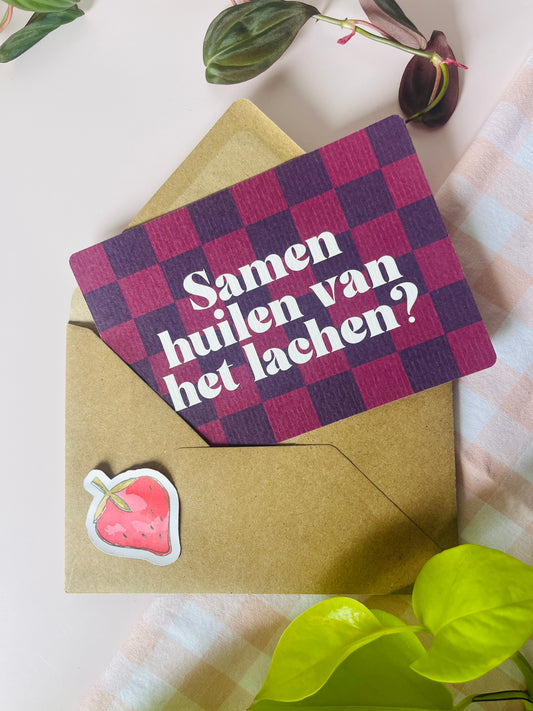 Ansichtkaart in roze paars tinten met een ruitenpatroon en de tekst: Samen huilen van het lachen. Ontwerp door Studio Dwarsdenker