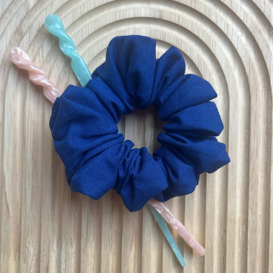 Haar scrunchie van Poplin katoen in cobaltblauw. Elastisch en geschikt om een staart of knot vast te maken. Handgemaakt door Studio Dwarsdenker