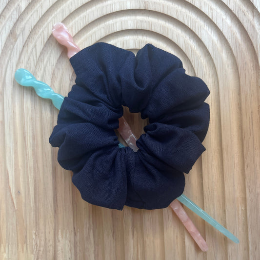 Haar scrunchie van Poplin katoen in donkerblauw. Elastisch en geschikt om een staart of knot vast te maken. Handgemaakt door Studio Dwarsdenker