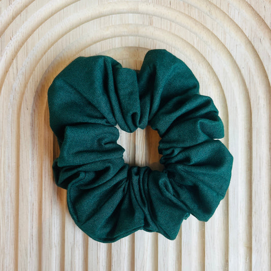 Haar scrunchie van Poplin katoen in donkergroen. Elastisch en geschikt om een staart of knot vast te maken. Handgemaakt door Studio Dwarsdenker