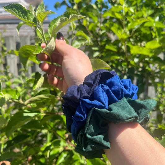 Haar scrunchies van Poplin katoen in donkerblauw. Elastisch en geschikt om een staart of knot vast te maken. Handgemaakt door Studio Dwarsdenker