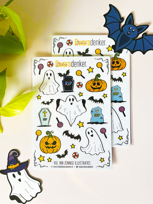 Stickervel met Halloween thema. bestaande uit ongeveer 30 stickers met spoken, pompoenen, sterren, vleermuizen en grafstenen. Ontwerp door Studio Dwarsdenker.