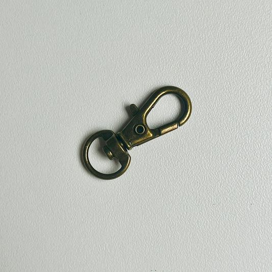 Klein sleutelhanger haakje, koperkleurig om eenvoudig sleutels aan tas of iets anders te hangen.