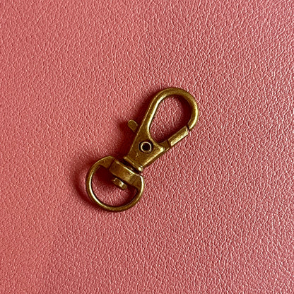 Klein Sleutelhanger haakje in brons om sleutels makkelijk ergens aan te kunnen hangen. 