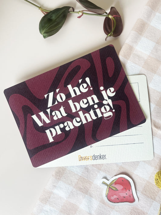 Ansichtkaart met een abstracte bewegende achtertgrond in roze, paars tinten. Met de tekst "Zó hé! Wat ben je prachtig. Ontwerp door Studio Dwarsdenker