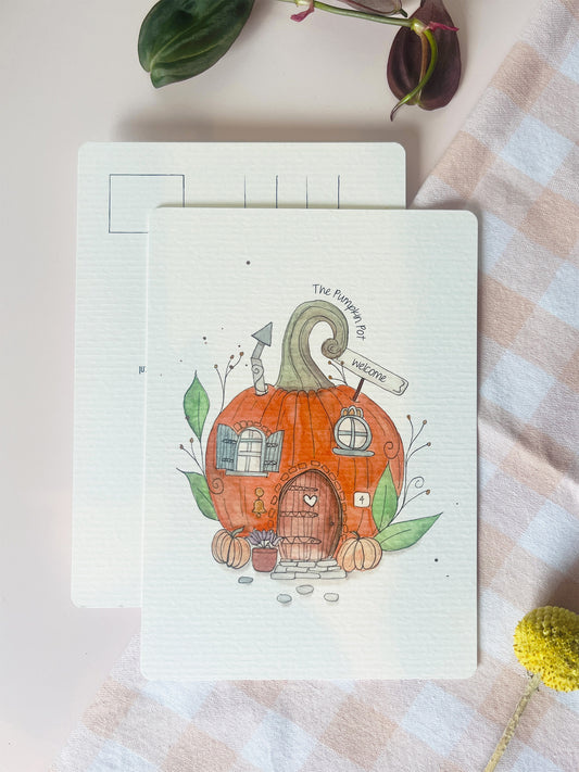 Ansichtkaart met een fantasiehuisje, afgebeeld in een waterverf illustratie van een pompoen huisje genaamd "the pumpkin pot." Ontwerp door Studio Dwarsdenker