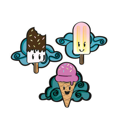 3 stickers in zomers thema. Bestaande uit drie ijsjes met lachende gezichtjes en wolkjes op de achtergrond. kleuren; blauw, geel, roze, bruin. Ontwerp door Studio Dwarsdenker